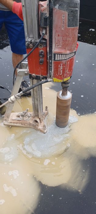 Przewierty w betonie,wiercenie otworow.Ciecie scian.Technika diamentow
