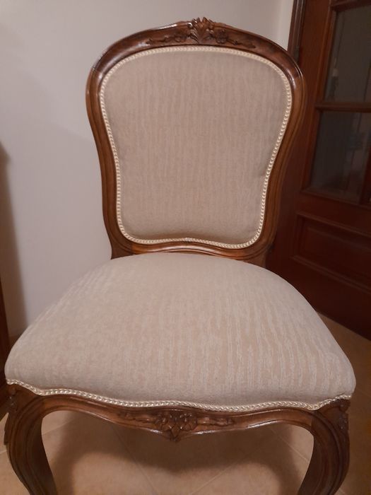 Par de cadeiras estofadas em madeira (50 cada uma)