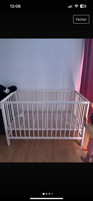 Berço com colchão e roupa de cama em ótimo estado