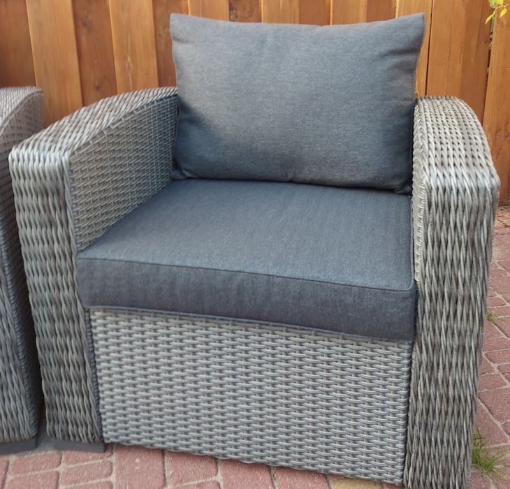 Meble ogrodowe duża sofa stół i dwa fotele.