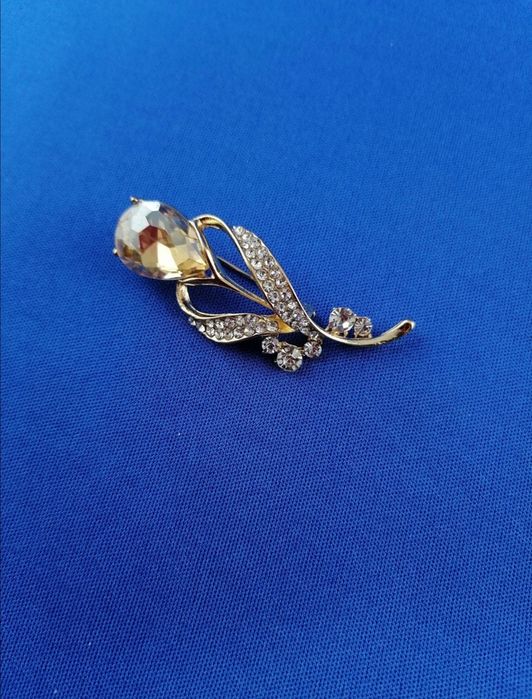 Broszka kwiat w ozdobnym pudełku