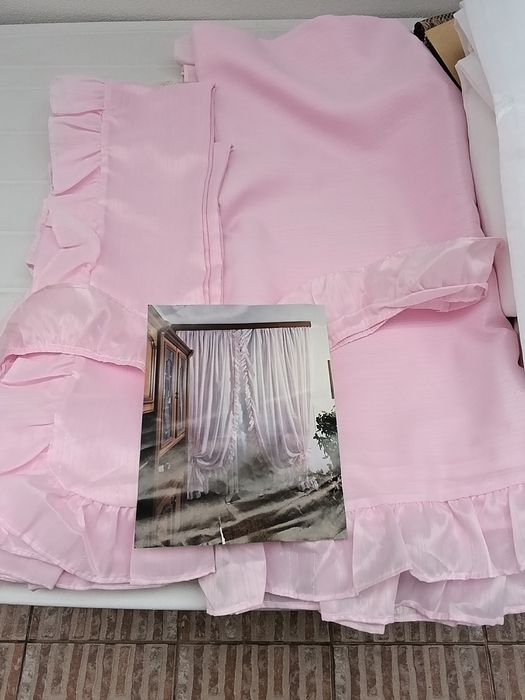 Cortina branca bordada e duas abas rosa