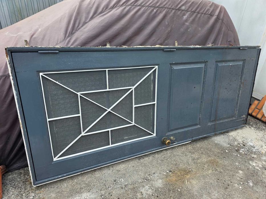Porta em madeira robusta com aro, Fechadura e chave