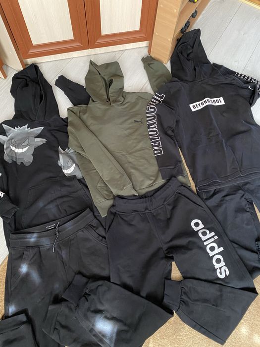 Спортивні костюми в хорошому стані