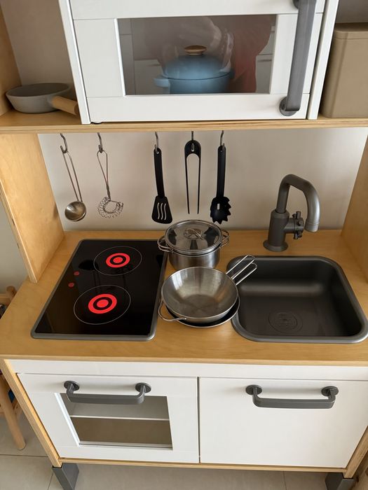 Cozinha Ikea com vários acessórios e conjunto de maquinas e alimentos