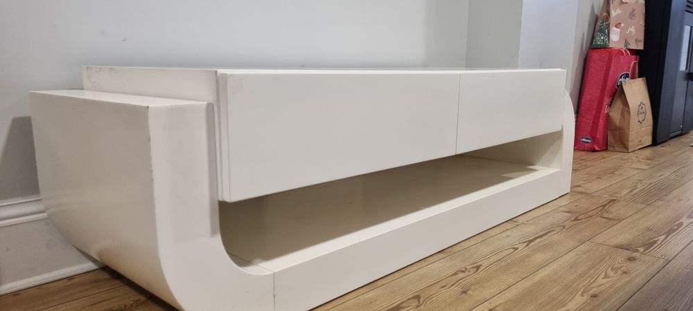 Móvel branco para sala e TV