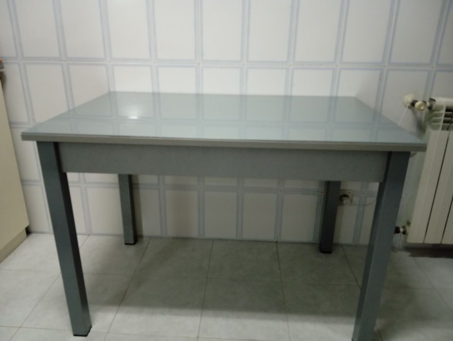 Mesa de cozinha em vidro