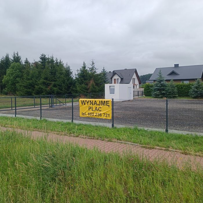 Plac ogrodzony i utwardzony