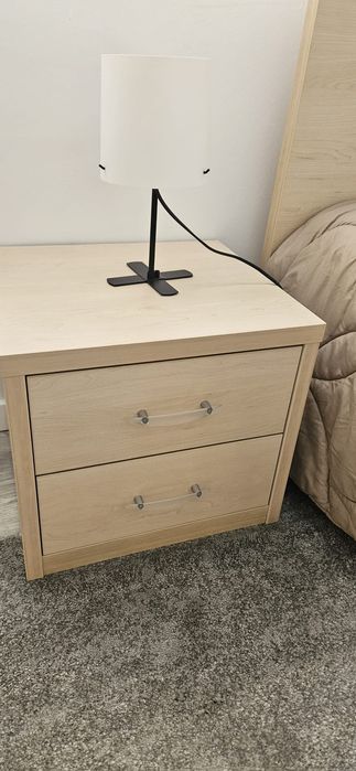 Quarto (roupeiro, mesa de cabeceira, camiseiro e cama)