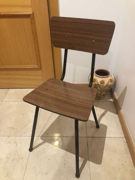 Duas cadeira já usadas