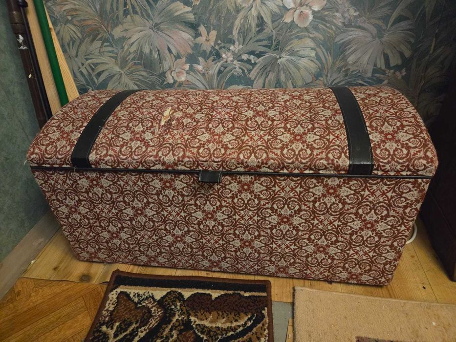 kufer - skrzynia z otwieranym wiekiem w starym stylu