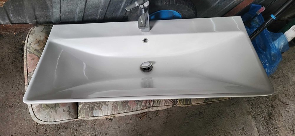 Umywalka łazienkowa z baterią