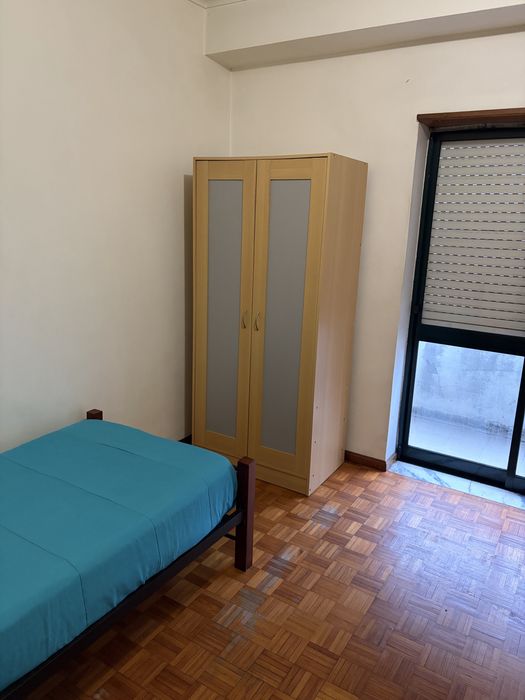 Aluga-se quarto com varanda a trabalhador (preferência)