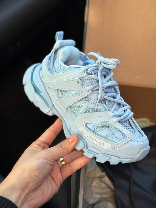 Кросівки balenciaga track жіночі в кольорах.
