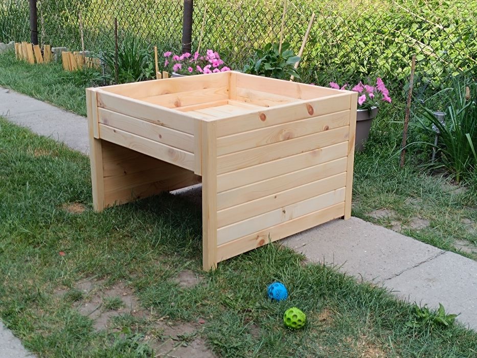 Donica drewniana/ Garaż dla robota koszącego