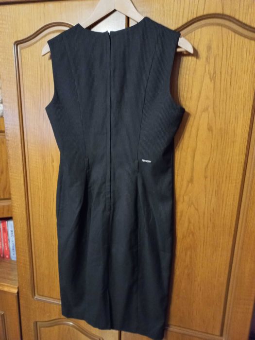 Elegancka sukienka na wyjścia i do pracy