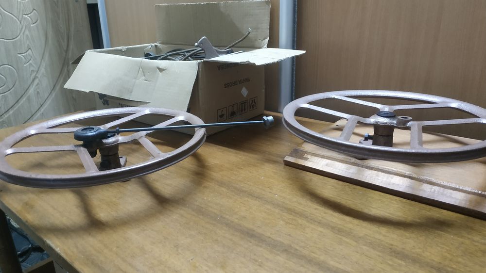 Тумбочки и привод ножной, ремни швейной машинки