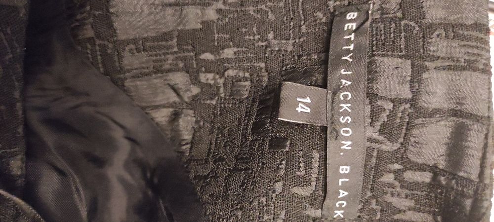 Elegancka czarna bluzka o ciekawej fakturze materiału  Betty Jackson