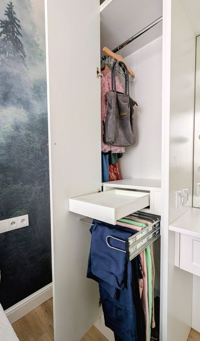 Szafa biała w zabudowie z toaletką – 245 cm