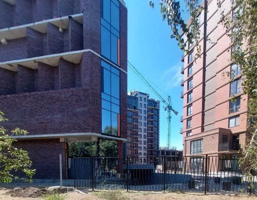 Дерби ТЦ фасад здание 7700 м +терраса, паркинг, рампа