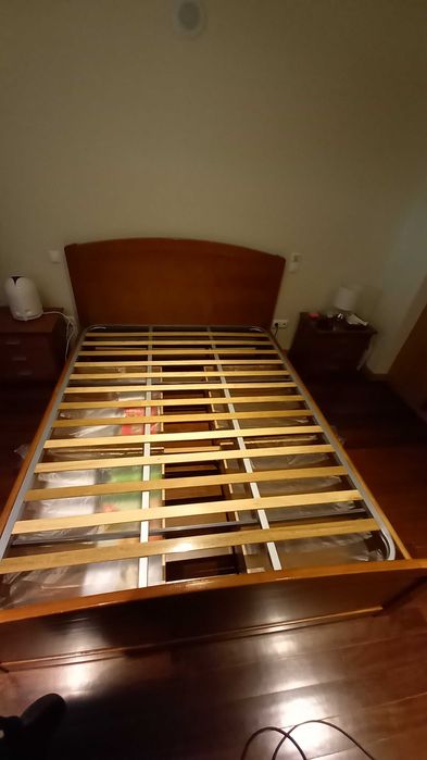 Quarto de casal com duas mesinhas de cabeceira + 4 gavetões