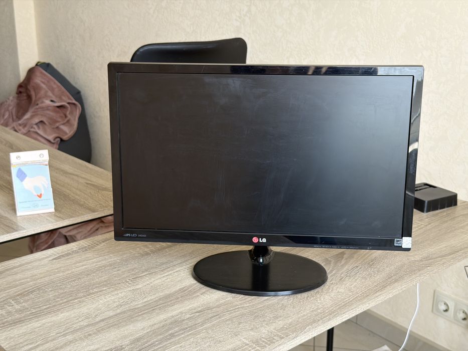 Монітор LG 24EA53T-P, два за 1000грн