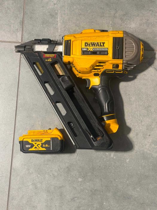 Dewalt Gwoździarka DCN692, bateria 5Ah/Komis Krzysiek