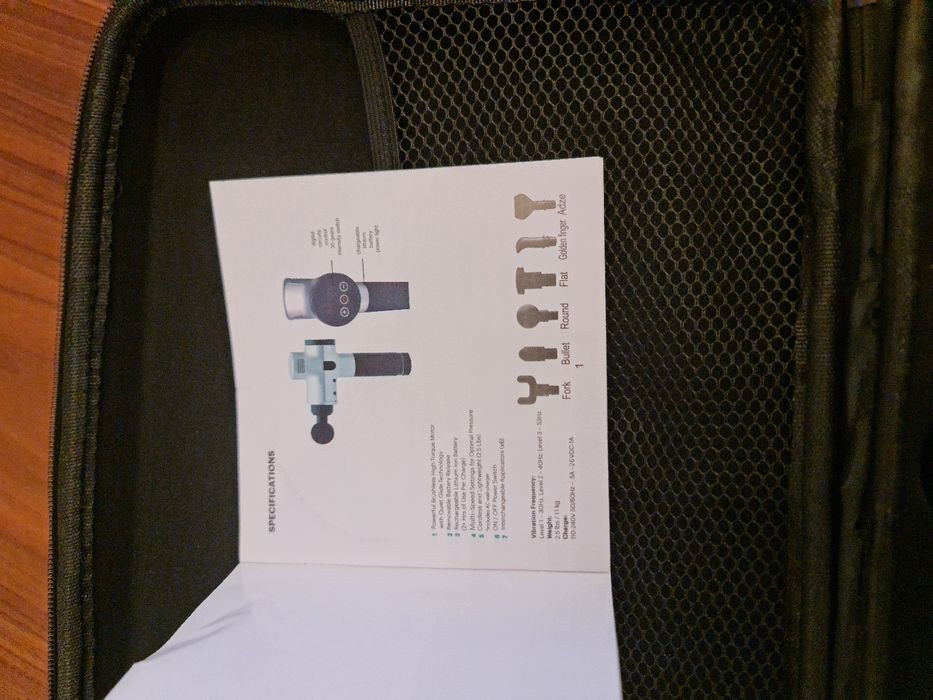 Pistola de massagem com vários acessórios