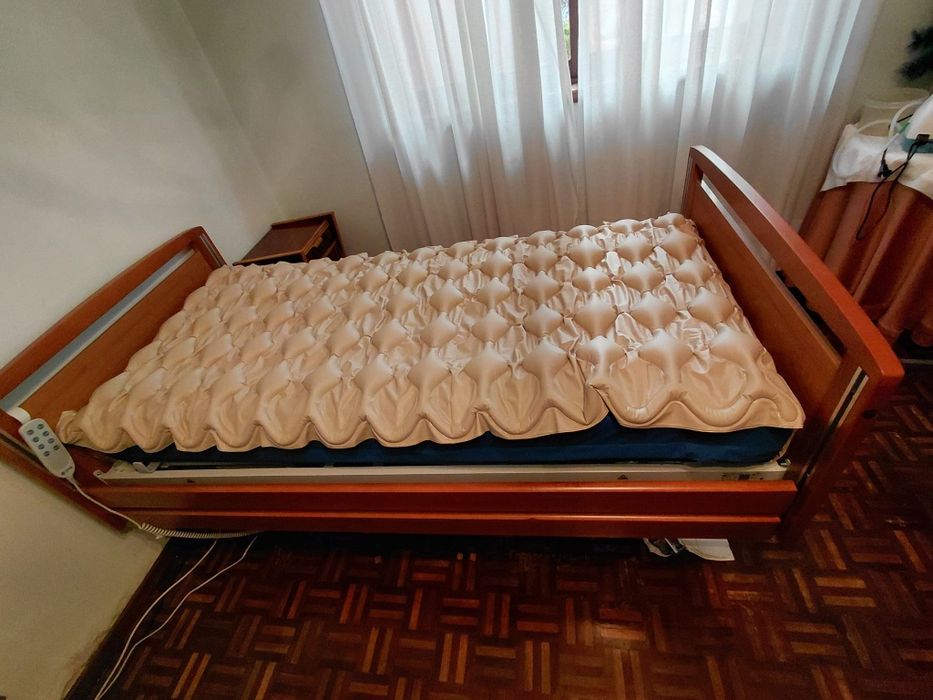 Cama articulada em madeira como nova