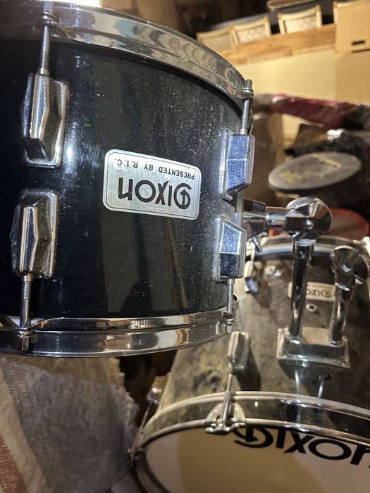 Барабани:великий. 2 томи. 2стійки для тарілок,малий,педаль