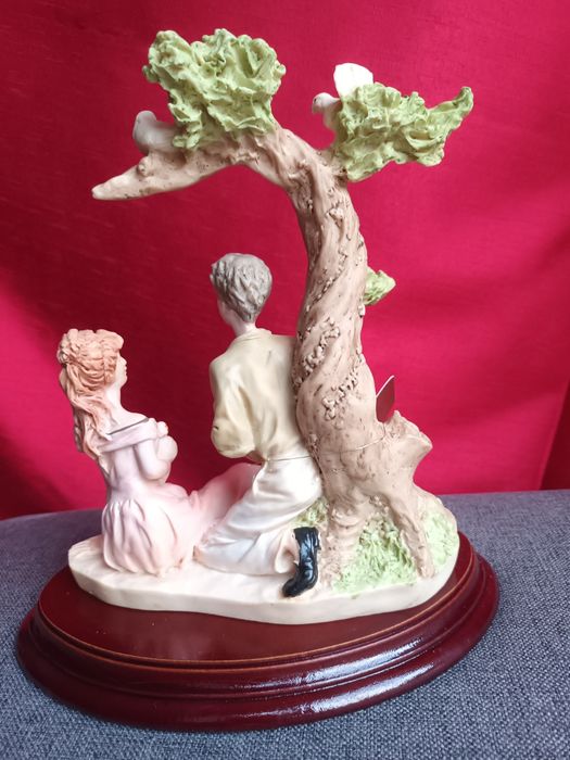 Estatueta de casal em marfinite NOVA