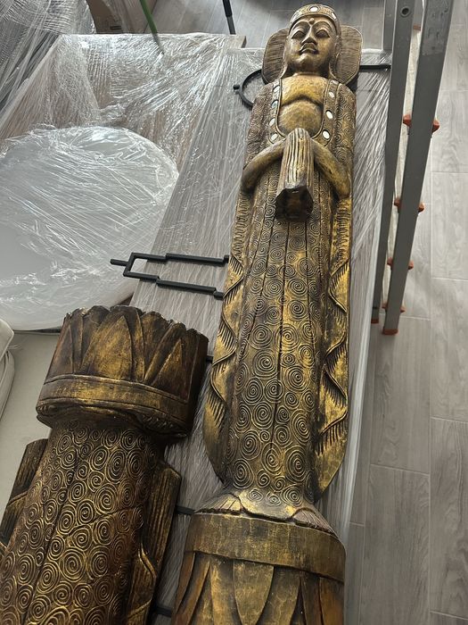 Estatuetas douradas em madeira