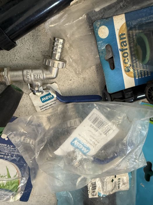 Varios materiais de canalização