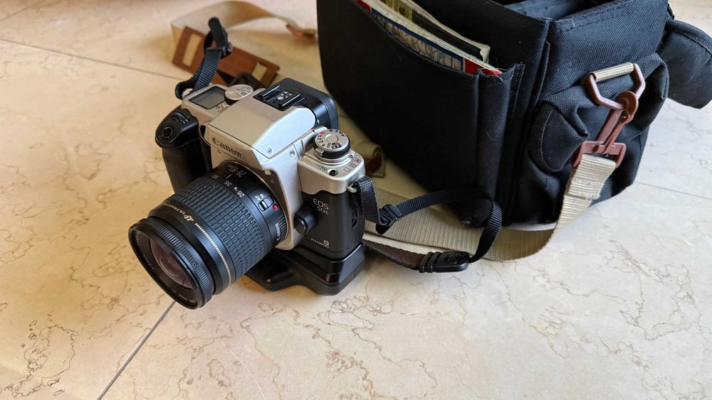 Canon EOS 50e com lente 28-80mm