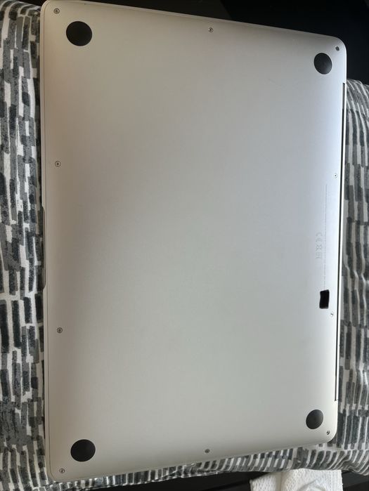 MacBook Air M1 2020, 8 GB RAM e 256 GB SSD.