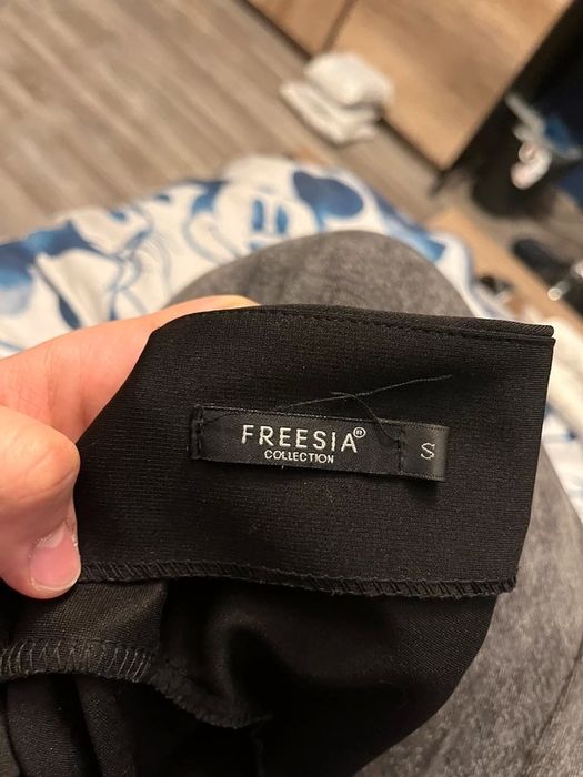 Dopasowana czarna sukienka S