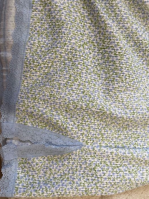 Minissaia H&M com pequena abertura na perna