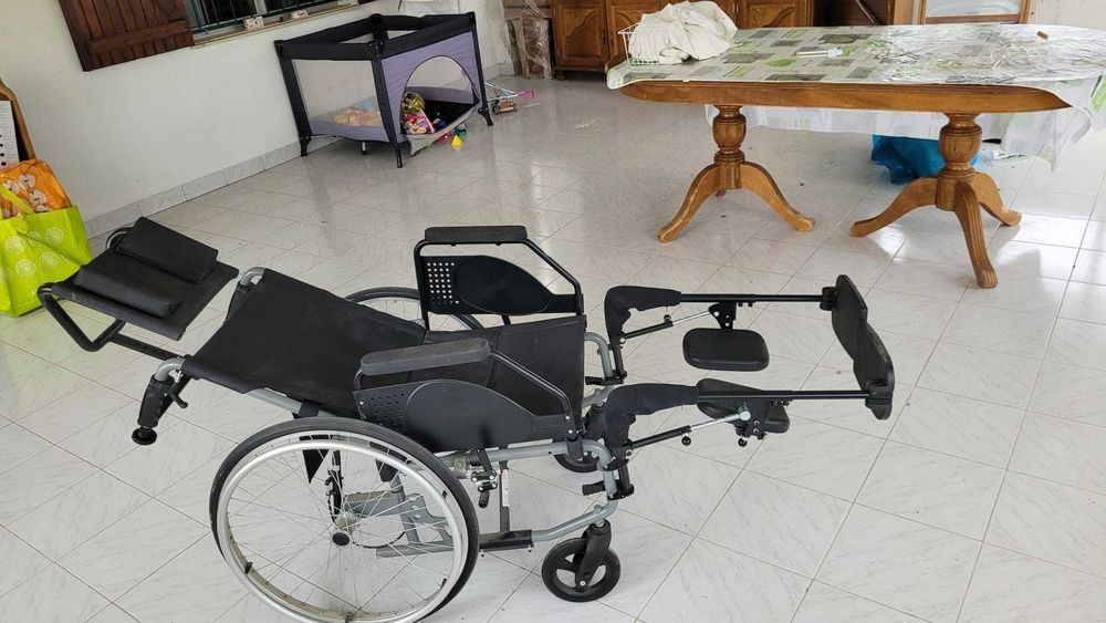 Cadeira de rodas com apoio cabeça