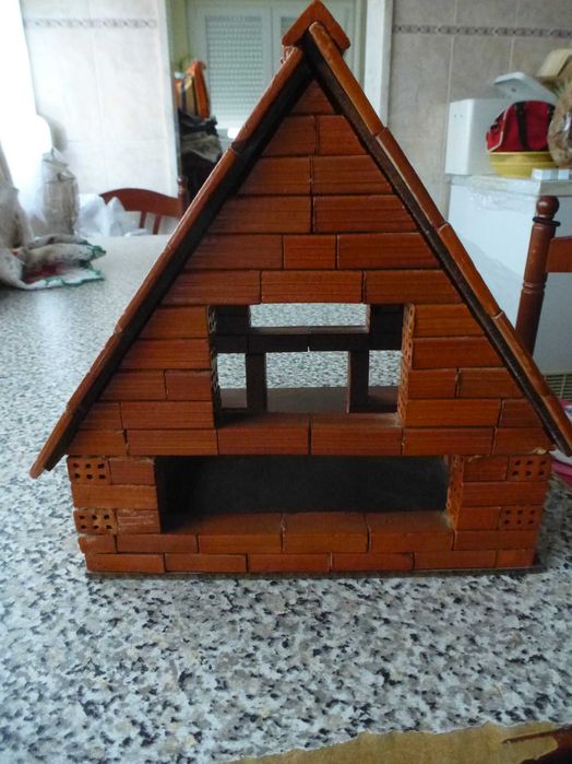 Casa artesanal feita com pequenos tijolos