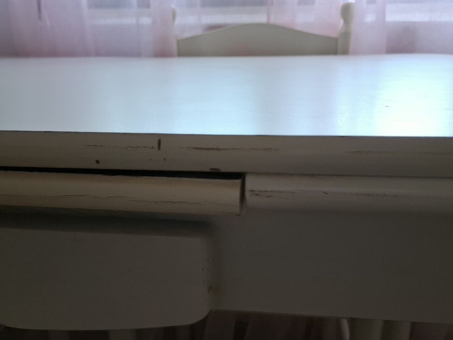 Mesa cozinha extensivel com 3 cadeiras. Em bom estado geral