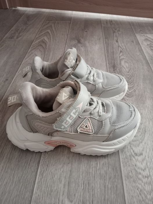 Кросівки на дівчинку