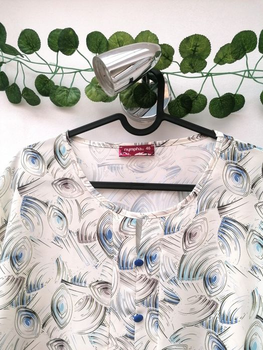 Blusa Creme com Padrão e Pormenores Azuis
