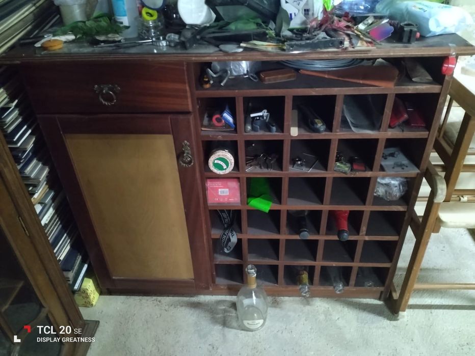 Móvel rústico em madeira maciça com garrafeira