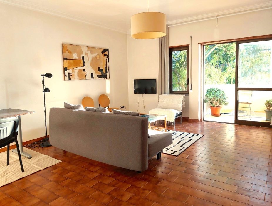 Spacious and bright 2-bedroom apartment with 3 balconies, 5 minutes from the beach