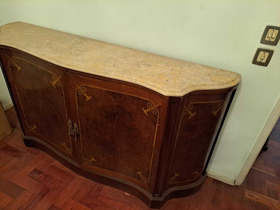 Aparador clássico com tampo em mármore