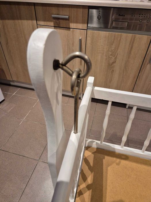 Klasyczna kołyska drewniana dla niemowlęcia