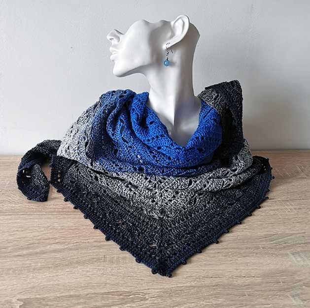 Chusta szydełkowa ombre niebiesko-szara, elegancka i efektowna