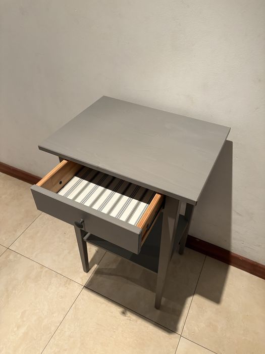 Mesa de cabeceira cinzentas com caixa de arrumação