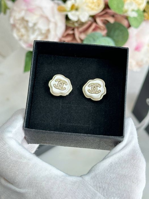 Сережки Chanel.