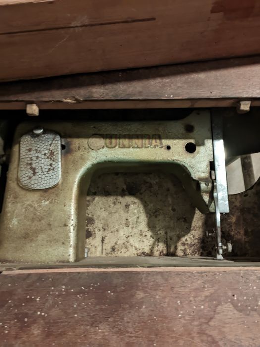 Stara maszyna do szycia Hunnia